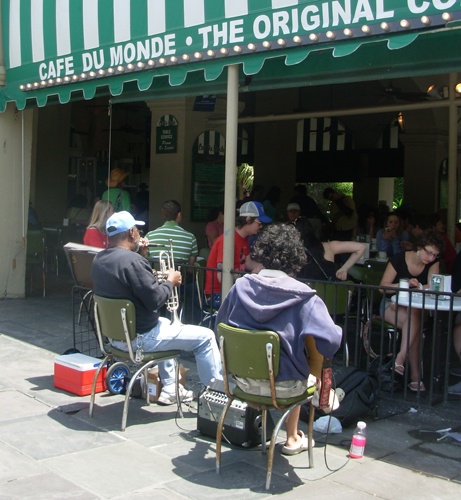 Cafe du Monde in the French Quarter - Image 4